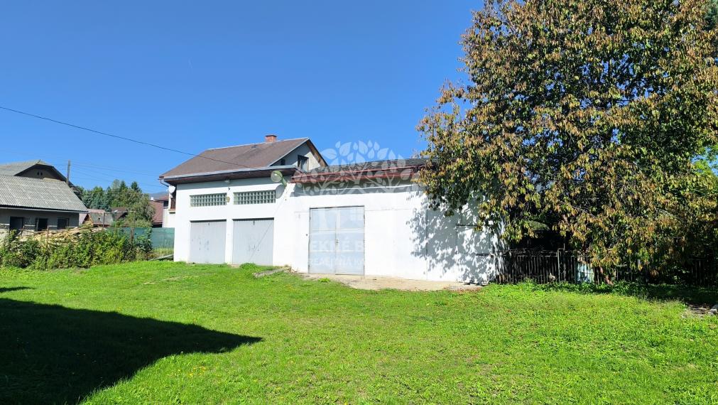 AKTUALIZÁCIA CENY! VÝHODNÁ INVESTÍCIA: ZAUJÍMAVÁ NEHNUTEĽNOSŤ VHODNÁ NA MNOHO VYUŽITÍ!! KRÁSNA ROVINATÁ SLNEČNÁ ZÁHRADA, TRI GARÁŽE, PRI PLYTKOM POTOČIKU