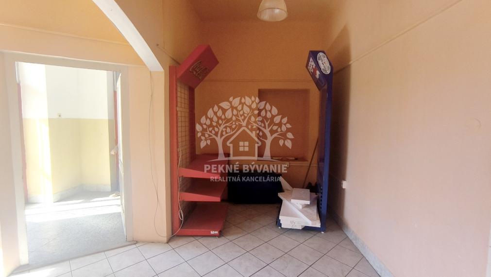 AKTUALIZÁCIA CENY! VÝHODNÁ INVESTÍCIA: ZAUJÍMAVÁ NEHNUTEĽNOSŤ VHODNÁ NA MNOHO VYUŽITÍ!! KRÁSNA ROVINATÁ SLNEČNÁ ZÁHRADA, TRI GARÁŽE, PRI PLYTKOM POTOČIKU