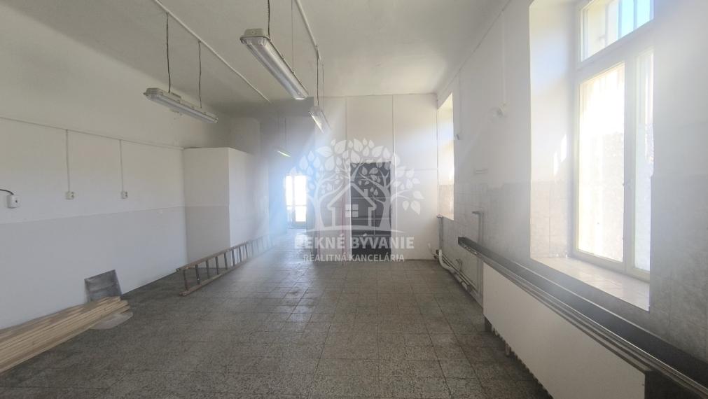 AKTUALIZÁCIA CENY! VÝHODNÁ INVESTÍCIA: ZAUJÍMAVÁ NEHNUTEĽNOSŤ VHODNÁ NA MNOHO VYUŽITÍ!! KRÁSNA ROVINATÁ SLNEČNÁ ZÁHRADA, TRI GARÁŽE, PRI PLYTKOM POTOČIKU