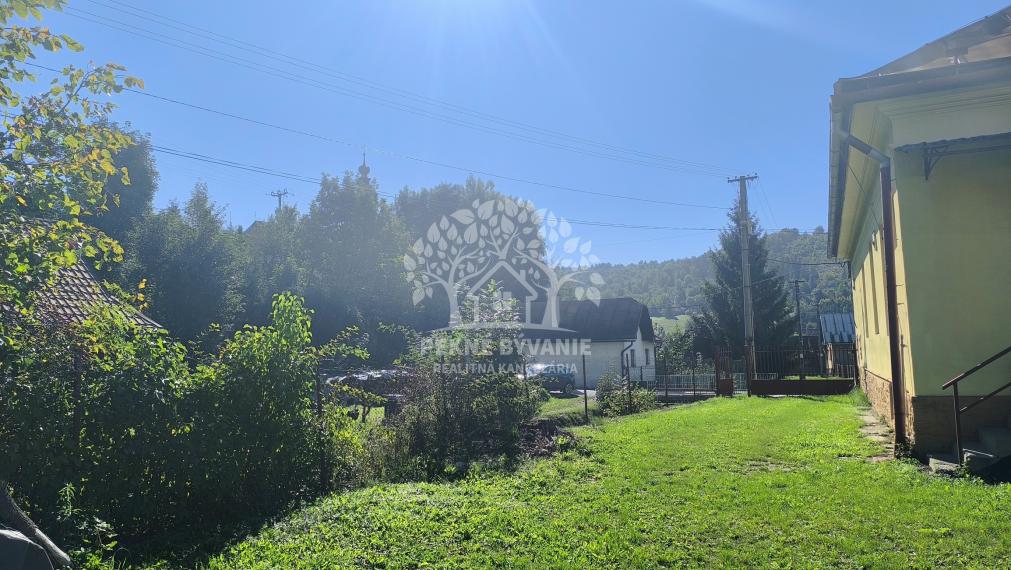 VÝHODNÁ INVESTÍCIA: ZAUJÍMAVÁ NEHNUTEĽNOSŤ VHODNÁ NA MNOHO VYUŽITÍ!! KRÁSNA ROVINATÁ SLNEČNÁ ZÁHRADA, TRI GARÁŽE, PRI PLYTKOM POTOČIKU