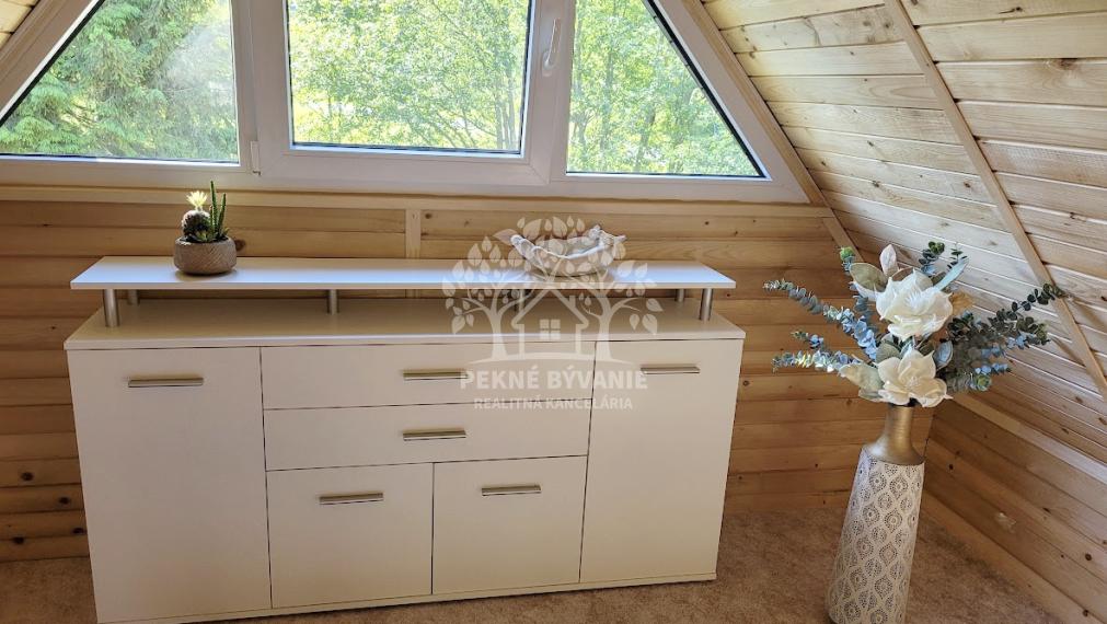 KOMPLETNE ZREKONŠTRUOVANÁ ZARIADENÁ CHATA NA LV RD JARABÁ PRI POTOČIKU