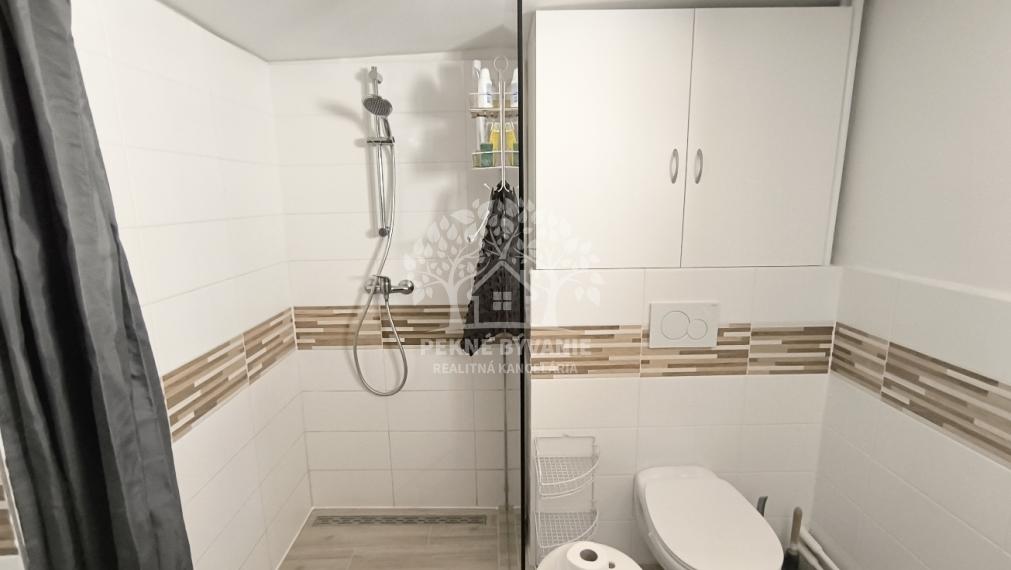 KOMPLETNE ZREKONŠTRUOVANÁ ZARIADENÁ CHATA NA LV RD JARABÁ PRI POTOČIKU