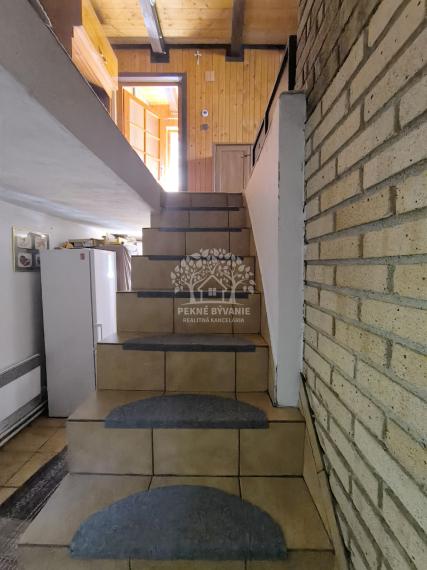 KOMPLETNE ZREKONŠTRUOVANÁ ZARIADENÁ CHATA NA LV RD JARABÁ PRI POTOČIKU