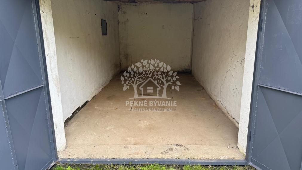 Na predaj udržiavaná murovaná garáž v Brezne,aj s výhodou