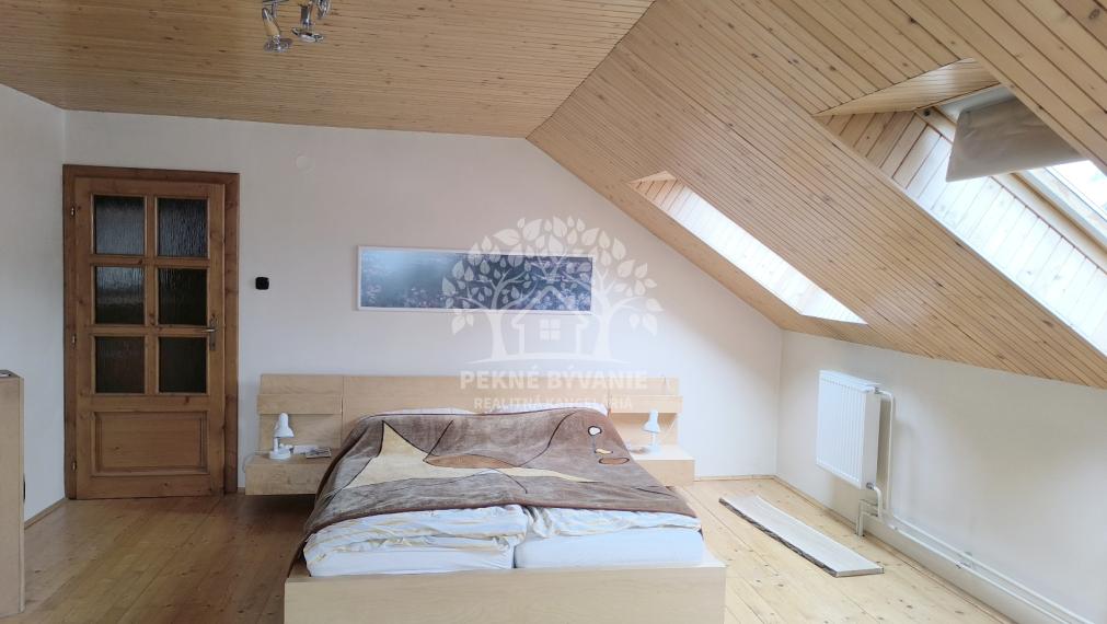 EXKLUZÍVNA PONUKA: RODINNÝ DOM PLUS 2 APARTMÁNY, DVE GARÁŽE, S VÝHĽADOM NA LYŽIARSKY VLEK TELGÁRT HOREHRONIE