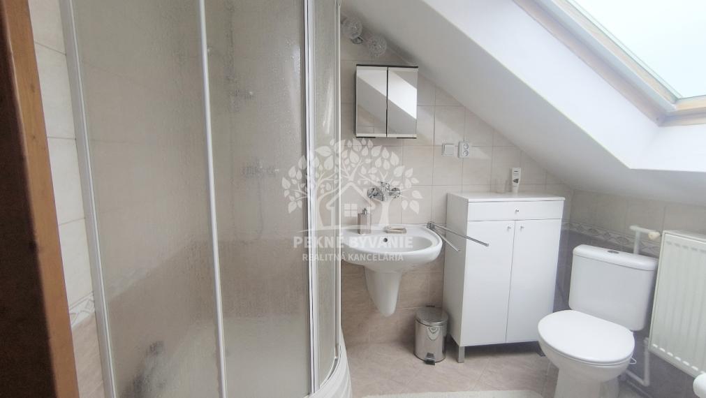 EXKLUZÍVNA PONUKA: RODINNÝ DOM PLUS 2 APARTMÁNY, DVE GARÁŽE, S VÝHĽADOM NA LYŽIARSKY VLEK TELGÁRT HOREHRONIE