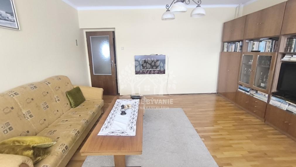 EXKLUZÍVNA PONUKA: RODINNÝ DOM PLUS 2 APARTMÁNY, DVE GARÁŽE, S VÝHĽADOM NA LYŽIARSKY VLEK TELGÁRT HOREHRONIE