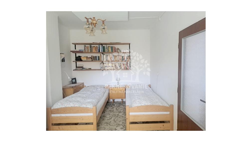 EXKLUZÍVNA PONUKA: RODINNÝ DOM PLUS 2 APARTMÁNY, DVE GARÁŽE, S VÝHĽADOM NA LYŽIARSKY VLEK TELGÁRT HOREHRONIE