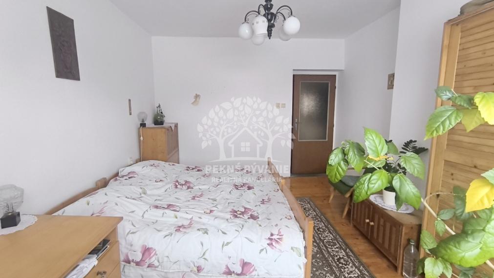 EXKLUZÍVNA PONUKA: RODINNÝ DOM PLUS 2 APARTMÁNY, DVE GARÁŽE, S VÝHĽADOM NA LYŽIARSKY VLEK TELGÁRT HOREHRONIE