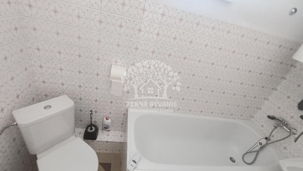 EXKLUZÍVNA PONUKA: RODINNÝ DOM PLUS 2 APARTMÁNY, DVE GARÁŽE, S VÝHĽADOM NA LYŽIARSKY VLEK TELGÁRT HOREHRONIE