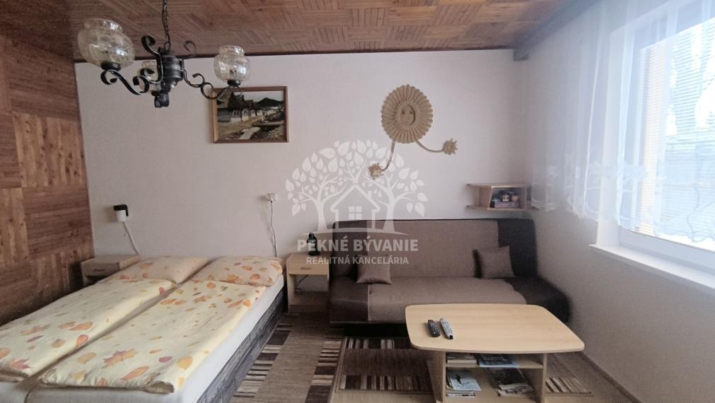 EXKLUZÍVNA PONUKA: RODINNÝ DOM PLUS 2 APARTMÁNY, DVE GARÁŽE, S VÝHĽADOM NA LYŽIARSKY VLEK TELGÁRT HOREHRONIE