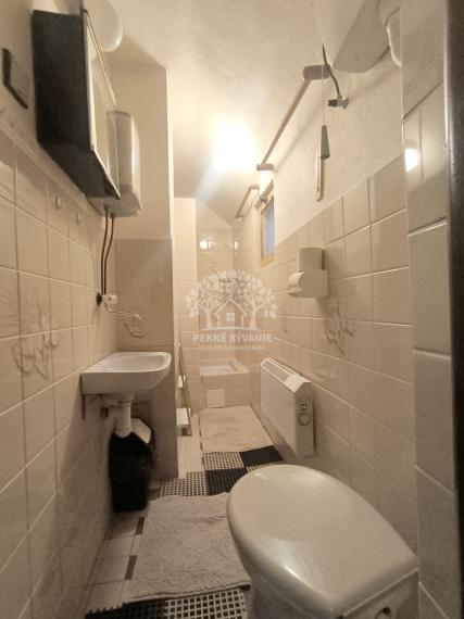 EXKLUZÍVNA PONUKA: RODINNÝ DOM PLUS 2 APARTMÁNY, DVE GARÁŽE, S VÝHĽADOM NA LYŽIARSKY VLEK TELGÁRT HOREHRONIE