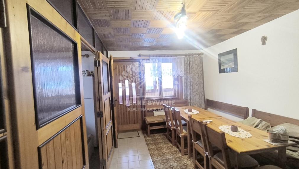 EXKLUZÍVNA PONUKA: RODINNÝ DOM PLUS 2 APARTMÁNY, DVE GARÁŽE, S VÝHĽADOM NA LYŽIARSKY VLEK TELGÁRT HOREHRONIE