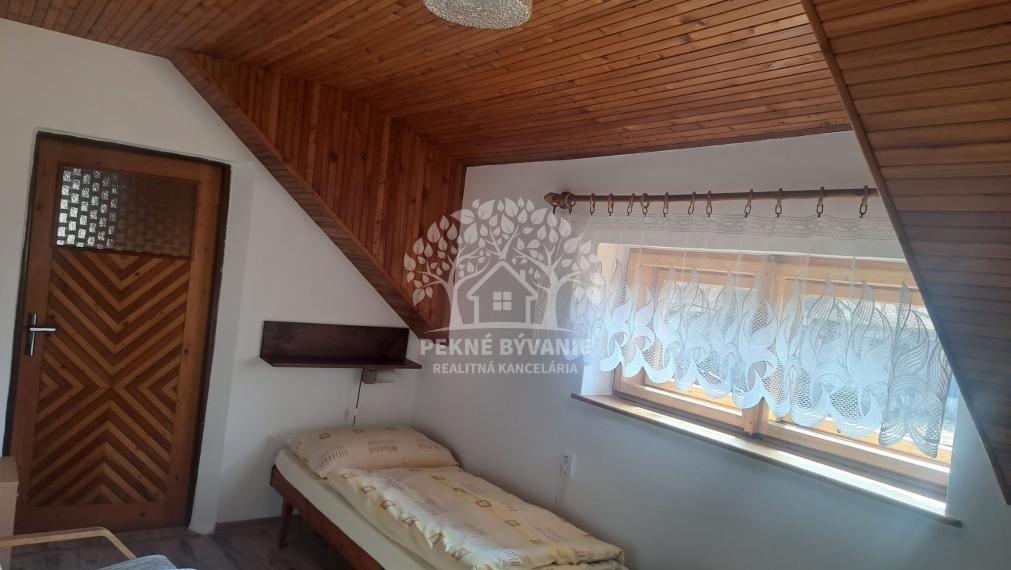 EXKLUZÍVNA PONUKA: RODINNÝ DOM PLUS 2 APARTMÁNY, DVE GARÁŽE, S VÝHĽADOM NA LYŽIARSKY VLEK TELGÁRT HOREHRONIE