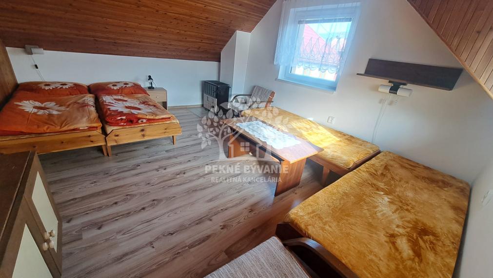 EXKLUZÍVNA PONUKA: RODINNÝ DOM PLUS 2 APARTMÁNY, DVE GARÁŽE, S VÝHĽADOM NA LYŽIARSKY VLEK TELGÁRT HOREHRONIE