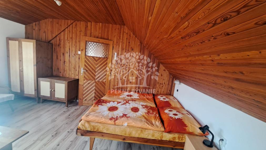 EXKLUZÍVNA PONUKA: RODINNÝ DOM PLUS 2 APARTMÁNY, DVE GARÁŽE, S VÝHĽADOM NA LYŽIARSKY VLEK TELGÁRT HOREHRONIE