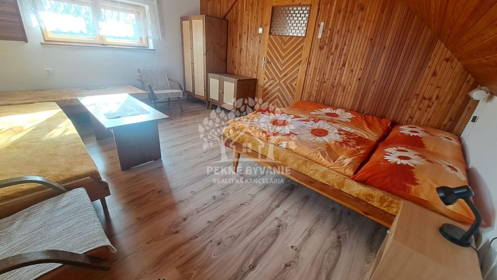 EXKLUZÍVNA PONUKA: RODINNÝ DOM PLUS 2 APARTMÁNY, DVE GARÁŽE, S VÝHĽADOM NA LYŽIARSKY VLEK TELGÁRT HOREHRONIE