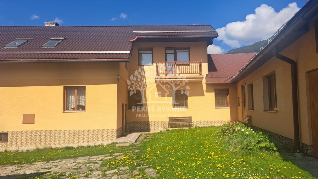 EXKLUZÍVNA PONUKA: RODINNÝ DOM PLUS 2 APARTMÁNY, DVE GARÁŽE, S VÝHĽADOM NA LYŽIARSKY VLEK TELGÁRT HOREHRONIE