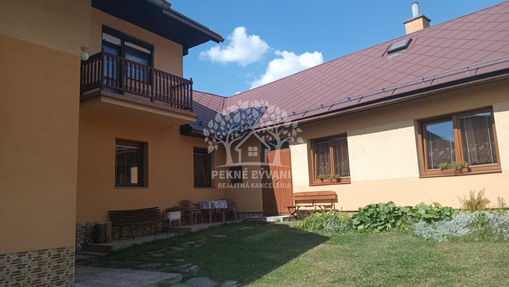 EXKLUZÍVNA PONUKA: RODINNÝ DOM PLUS 2 APARTMÁNY, DVE GARÁŽE, S VÝHĽADOM NA LYŽIARSKY VLEK TELGÁRT HOREHRONIE