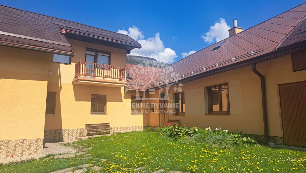 EXKLUZÍVNA PONUKA: RODINNÝ DOM PLUS 2 APARTMÁNY, DVE GARÁŽE, S VÝHĽADOM NA LYŽIARSKY VLEK TELGÁRT HOREHRONIE