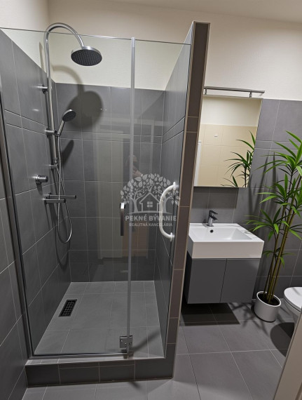 PREDAJ: 3i byt 64m2 v srdci Hriňovej + garáž