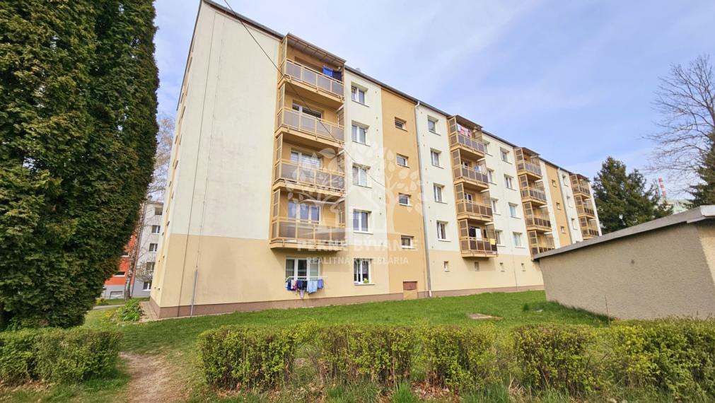 PREDAJ: 3i byt 64m2 v srdci Hriňovej + garáž