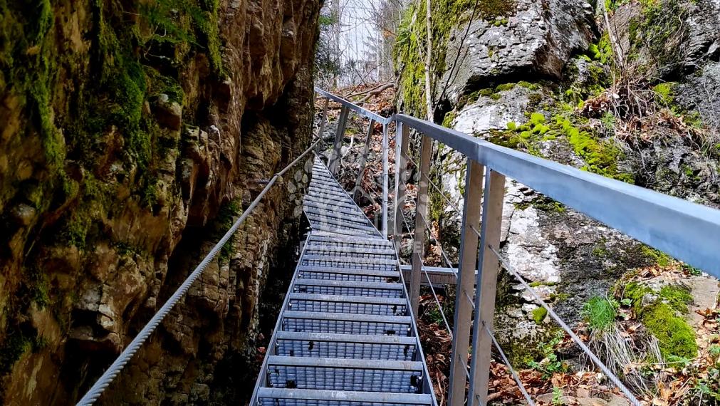 PREDAJ: 3i byt 64m2 v srdci Hriňovej + garáž