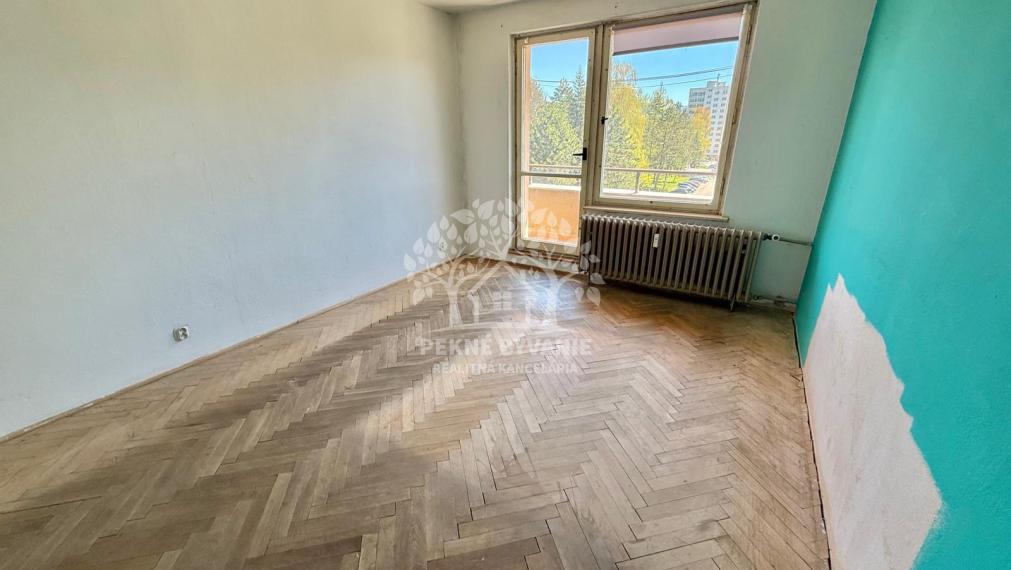 Na predaj veľký 3,5 izbový byt v centre Brezna, 85m2,balkón,výťah