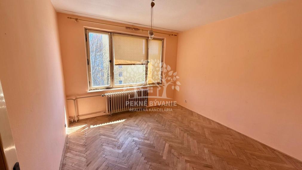 Na predaj veľký 3,5 izbový byt v centre Brezna, 85m2,balkón,výťah