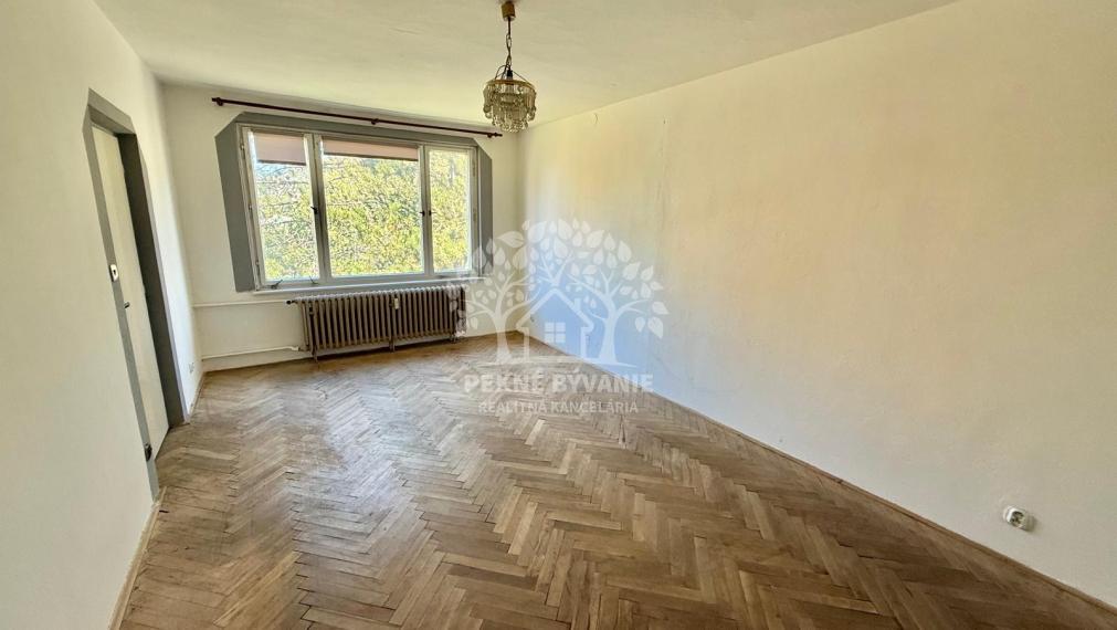 Na predaj veľký 3,5 izbový byt v centre Brezna, 85m2,balkón,výťah