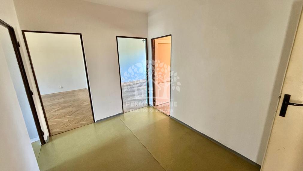 Na predaj veľký 3,5 izbový byt v centre Brezna, 85m2,balkón,výťah