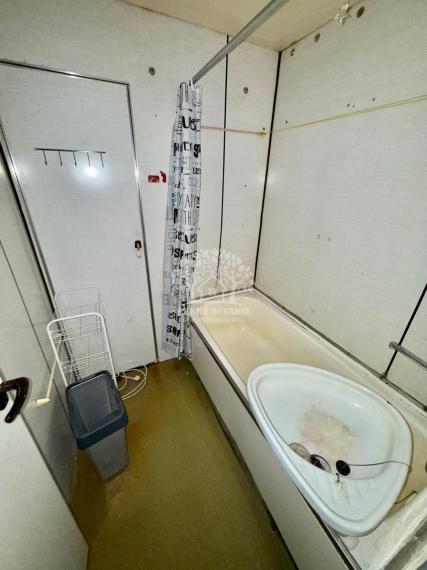 Na predaj veľký 3,5 izbový byt v centre Brezna, 85m2,balkón,výťah