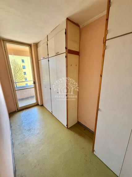 Na predaj veľký 3,5 izbový byt v centre Brezna, 85m2,balkón,výťah
