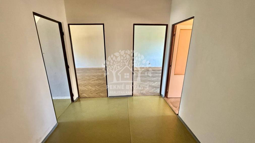 Na predaj veľký 3,5 izbový byt v centre Brezna, 85m2,balkón,výťah