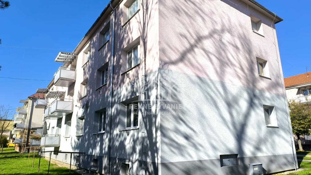 Pripravujeme: 3 izb.byt po kompletnej práve ukončenej rekonštrukcii, s veľkým balkónom do vnútrobloku v centre mesta Brezno, vlastné kúrenie, nízke náklady, vaňa aj sprch.kút