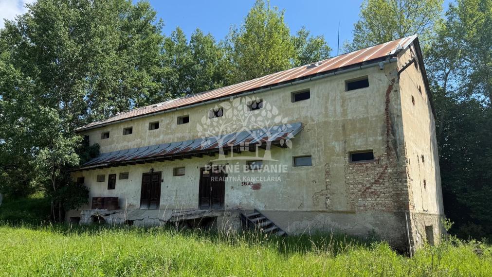 Na predaj budova v obci Závadka nad Hronom na viacúčelové využitie