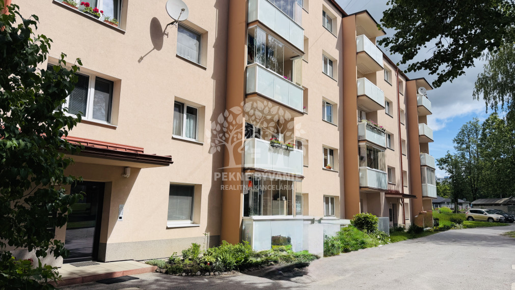 Výhodne predáme 2 izbový byt v Brezne po rekonštrukcii,zariadený a s veľkým balkónom