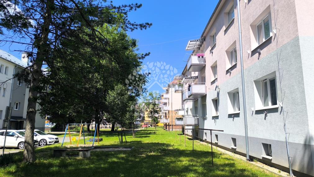 3 IZBOVÝ BYT 64,5 M2 PO PRÁVE UKONČENEJ KOMPLETNEJ KVALITNEJ A NADČASOVEJ REKONŠTRUKCII, BALKÓN, KÚPEĽŇA SO SPRCH.KÚTOM A VAŇOU, OKNOM, VLASTNÉ KÚRENIE CENTRUM BREZNO