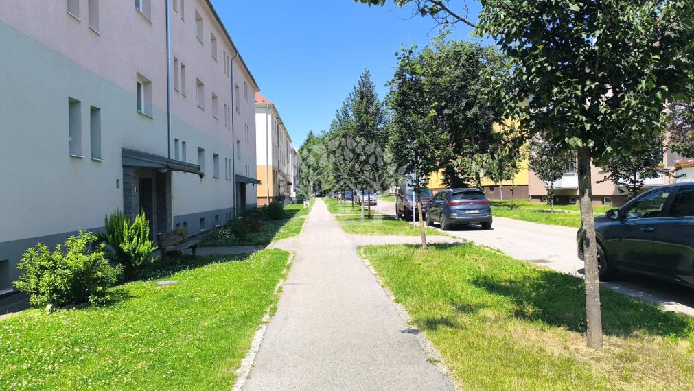 3 IZBOVÝ BYT 64,5 M2 PO PRÁVE UKONČENEJ KOMPLETNEJ KVALITNEJ A NADČASOVEJ REKONŠTRUKCII, BALKÓN, KÚPEĽŇA SO SPRCH.KÚTOM A VAŇOU, OKNOM, VLASTNÉ KÚRENIE CENTRUM BREZNO