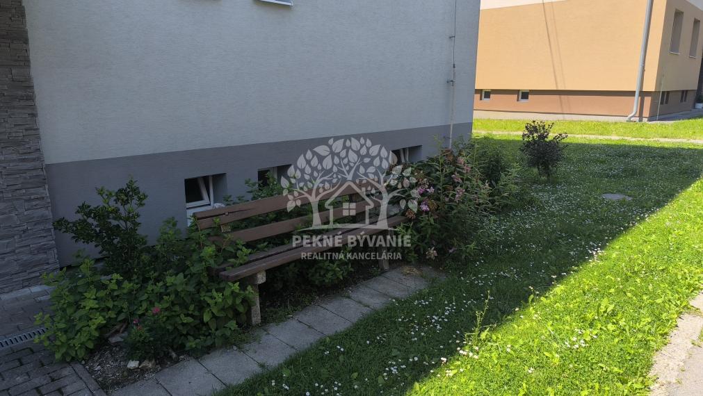 3 IZBOVÝ BYT 64,5 M2 PO PRÁVE UKONČENEJ KOMPLETNEJ KVALITNEJ A NADČASOVEJ REKONŠTRUKCII, BALKÓN, KÚPEĽŇA SO SPRCH.KÚTOM A VAŇOU, OKNOM, VLASTNÉ KÚRENIE CENTRUM BREZNO