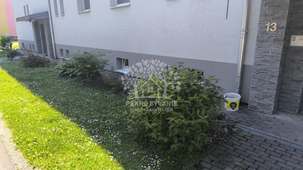 3 IZBOVÝ BYT 64,5 M2 PO PRÁVE UKONČENEJ KOMPLETNEJ KVALITNEJ A NADČASOVEJ REKONŠTRUKCII, BALKÓN, KÚPEĽŇA SO SPRCH.KÚTOM A VAŇOU, OKNOM, VLASTNÉ KÚRENIE CENTRUM BREZNO