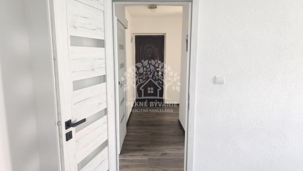 3 IZBOVÝ BYT 64,5 M2 PO PRÁVE UKONČENEJ KOMPLETNEJ KVALITNEJ A NADČASOVEJ REKONŠTRUKCII, BALKÓN, KÚPEĽŇA SO SPRCH.KÚTOM A VAŇOU, OKNOM, VLASTNÉ KÚRENIE CENTRUM BREZNO