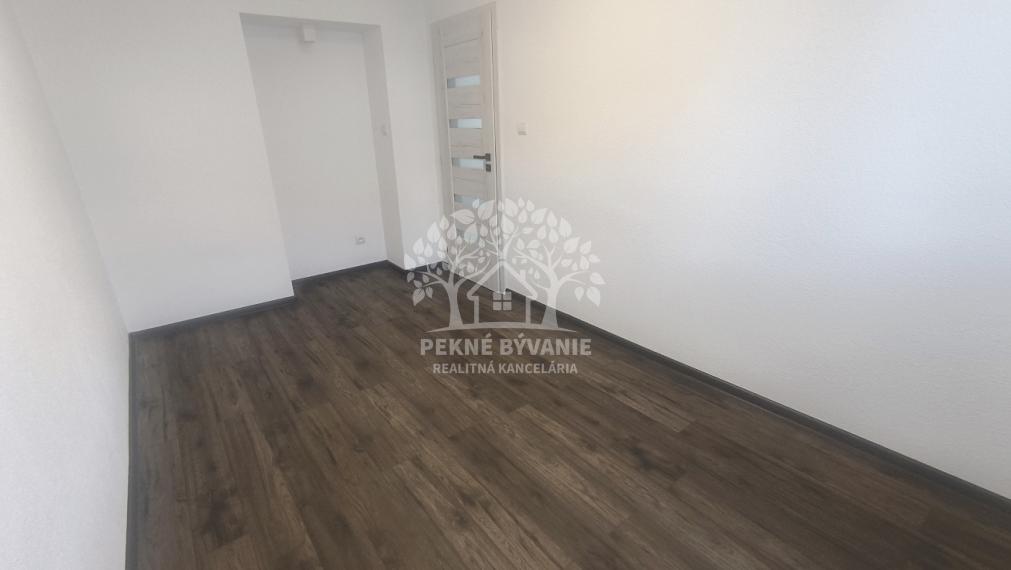 3 IZBOVÝ BYT 64,5 M2 PO PRÁVE UKONČENEJ KOMPLETNEJ KVALITNEJ A NADČASOVEJ REKONŠTRUKCII, BALKÓN, KÚPEĽŇA SO SPRCH.KÚTOM A VAŇOU, OKNOM, VLASTNÉ KÚRENIE CENTRUM BREZNO