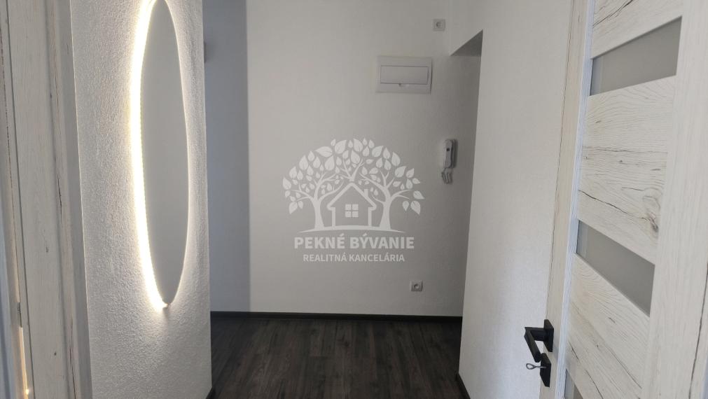 3 IZBOVÝ BYT 64,5 M2 PO PRÁVE UKONČENEJ KOMPLETNEJ KVALITNEJ A NADČASOVEJ REKONŠTRUKCII, BALKÓN, KÚPEĽŇA SO SPRCH.KÚTOM A VAŇOU, OKNOM, VLASTNÉ KÚRENIE CENTRUM BREZNO