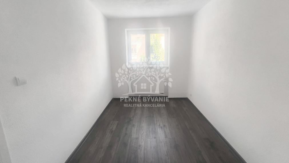 3 IZBOVÝ BYT 64,5 M2 PO PRÁVE UKONČENEJ KOMPLETNEJ KVALITNEJ A NADČASOVEJ REKONŠTRUKCII, BALKÓN, KÚPEĽŇA SO SPRCH.KÚTOM A VAŇOU, OKNOM, VLASTNÉ KÚRENIE CENTRUM BREZNO