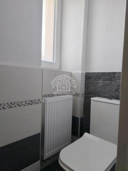 3 IZBOVÝ BYT 64,5 M2 PO PRÁVE UKONČENEJ KOMPLETNEJ KVALITNEJ A NADČASOVEJ REKONŠTRUKCII, BALKÓN, KÚPEĽŇA SO SPRCH.KÚTOM A VAŇOU, OKNOM, VLASTNÉ KÚRENIE CENTRUM BREZNO