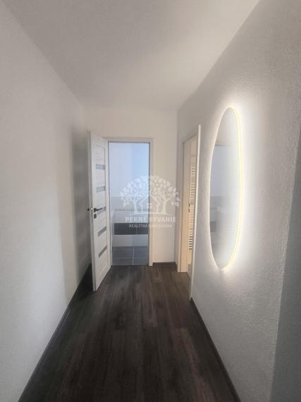 3 IZBOVÝ BYT 64,5 M2 PO PRÁVE UKONČENEJ KOMPLETNEJ KVALITNEJ A NADČASOVEJ REKONŠTRUKCII, BALKÓN, KÚPEĽŇA SO SPRCH.KÚTOM A VAŇOU, OKNOM, VLASTNÉ KÚRENIE CENTRUM BREZNO