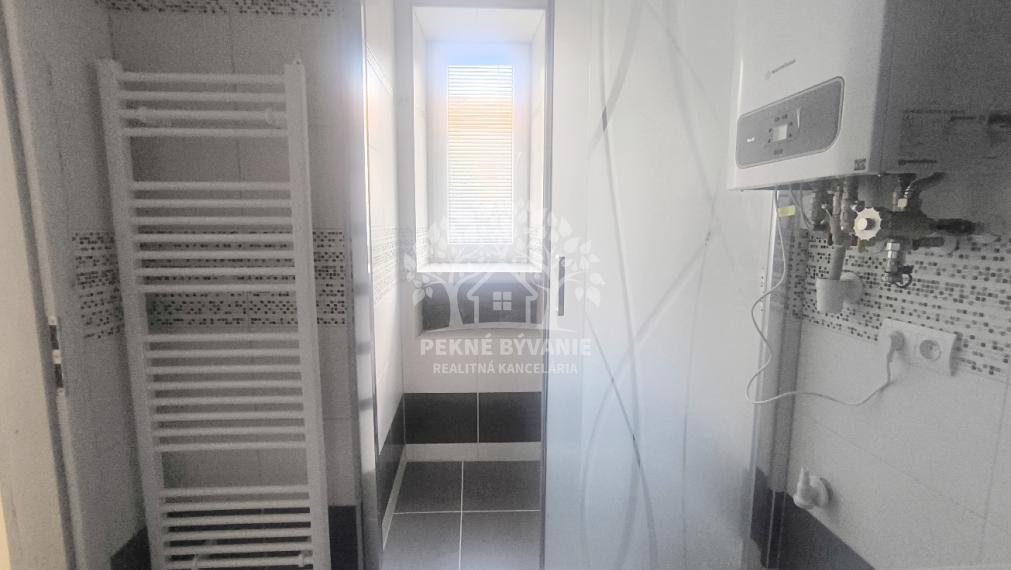 3 IZBOVÝ BYT 64,5 M2 PO PRÁVE UKONČENEJ KOMPLETNEJ KVALITNEJ A NADČASOVEJ REKONŠTRUKCII, BALKÓN, KÚPEĽŇA SO SPRCH.KÚTOM A VAŇOU, OKNOM, VLASTNÉ KÚRENIE CENTRUM BREZNO