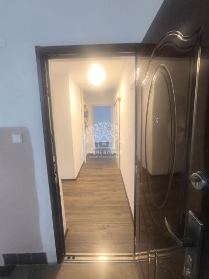 3 IZBOVÝ BYT 64,5 M2 PO PRÁVE UKONČENEJ KOMPLETNEJ KVALITNEJ A NADČASOVEJ REKONŠTRUKCII, BALKÓN, KÚPEĽŇA SO SPRCH.KÚTOM A VAŇOU, OKNOM, VLASTNÉ KÚRENIE CENTRUM BREZNO