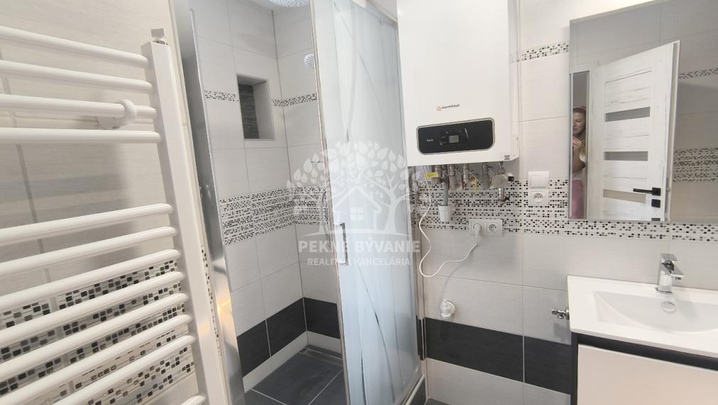 3 IZBOVÝ BYT 64,5 M2 PO PRÁVE UKONČENEJ KOMPLETNEJ KVALITNEJ A NADČASOVEJ REKONŠTRUKCII, BALKÓN, KÚPEĽŇA SO SPRCH.KÚTOM A VAŇOU, OKNOM, VLASTNÉ KÚRENIE CENTRUM BREZNO
